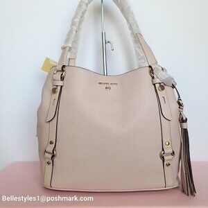 MICHAEL KORS Carrie Pebbled Leather Large Shoulder Tote- Soft Pink color⭐